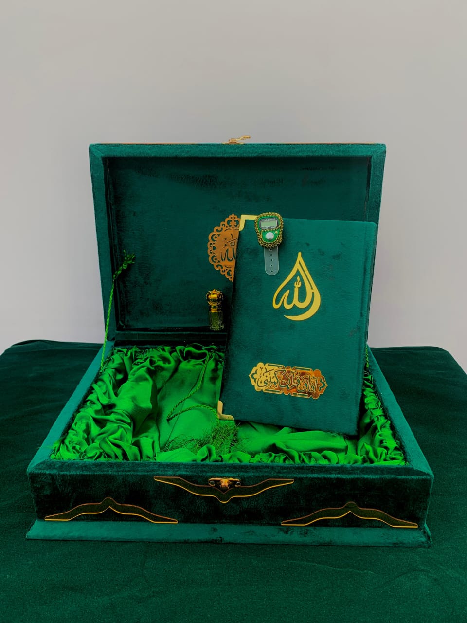 The Luxury Velvet Quran Gift Set Available in 3 Different Colours.
